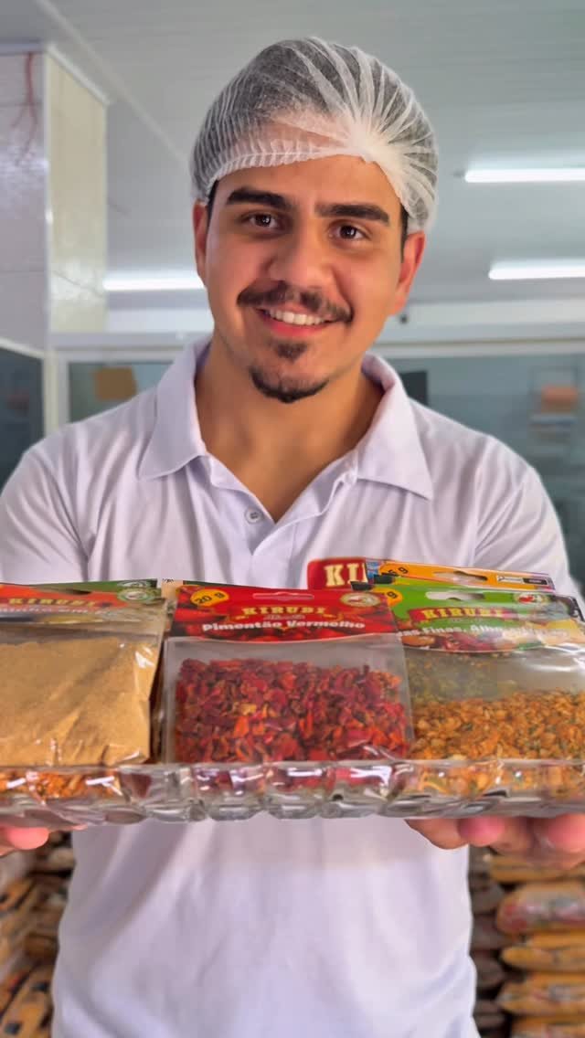 Equipe Kirubi Alimentos na fábrica, separando temperos